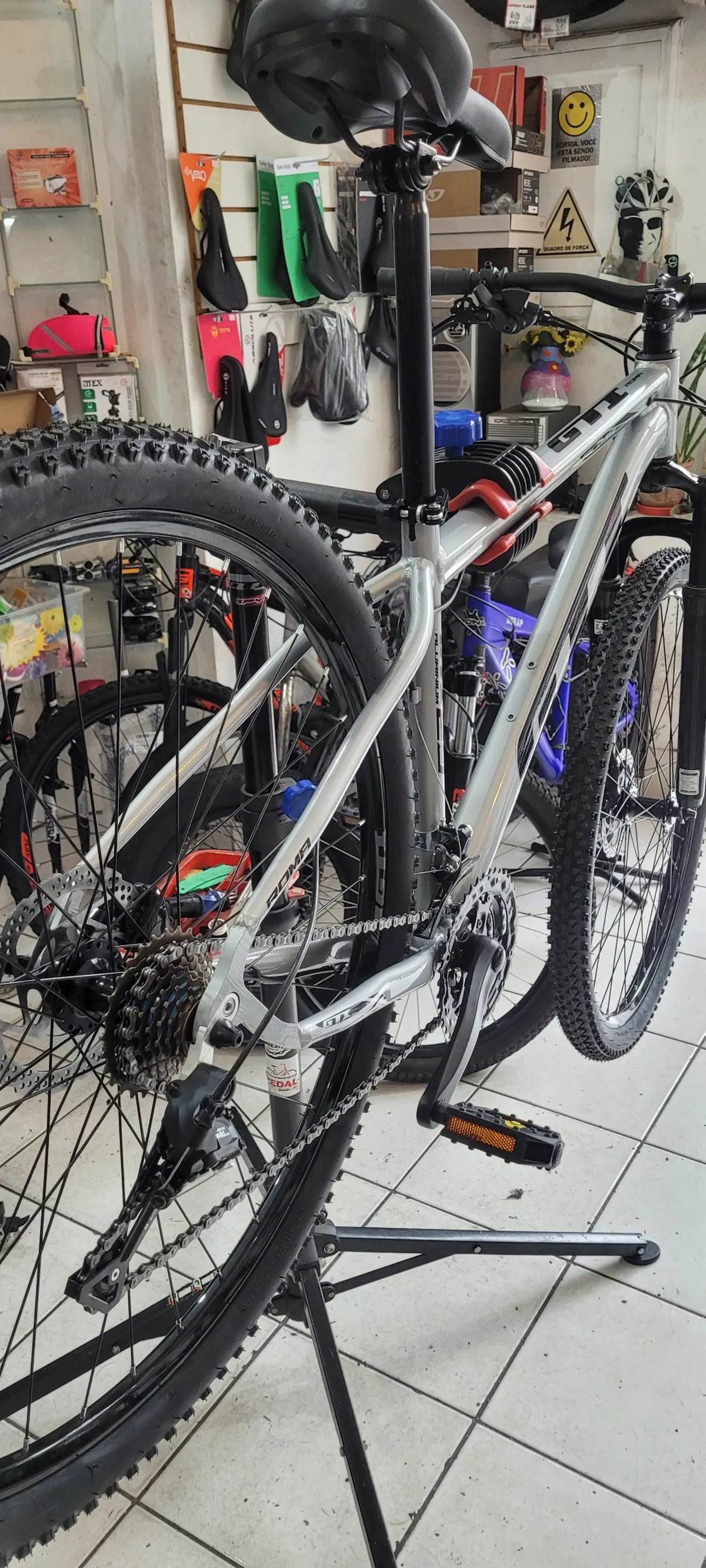 Bicicleta em revisão no cavalete da Pedal Redondo